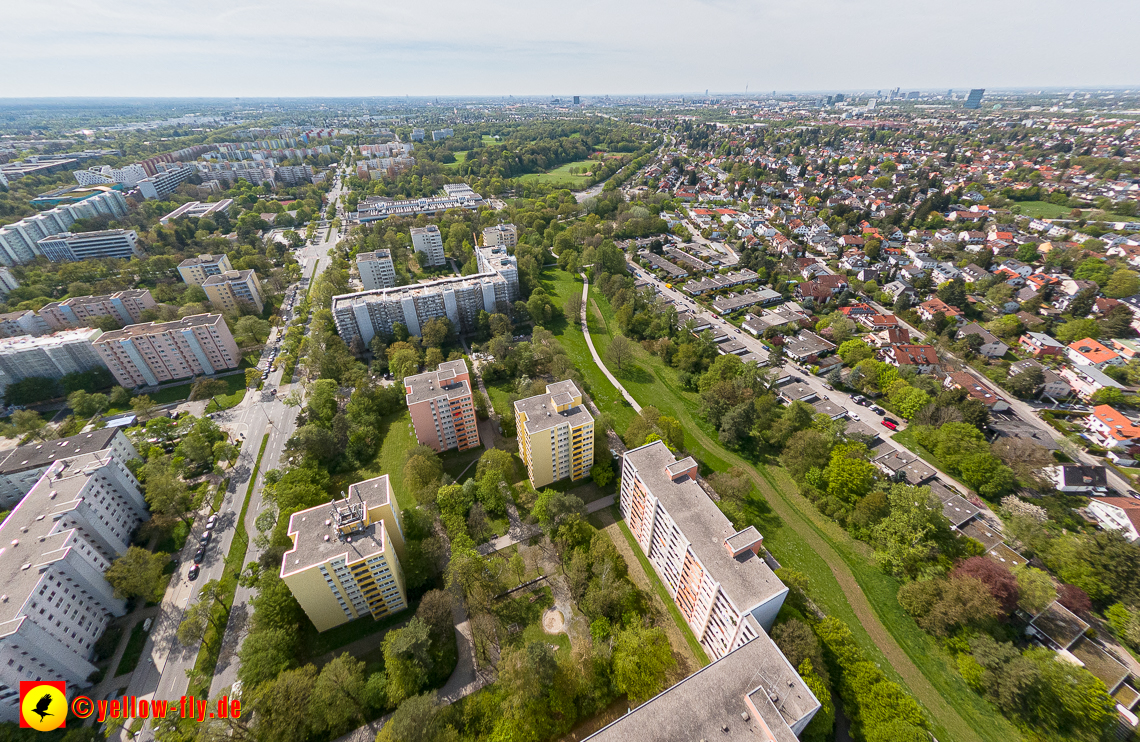 04.05.2023 - Luftbilder von der Fassadensanierung am Karl-Marx-Ring 11-21 in Neuperlach